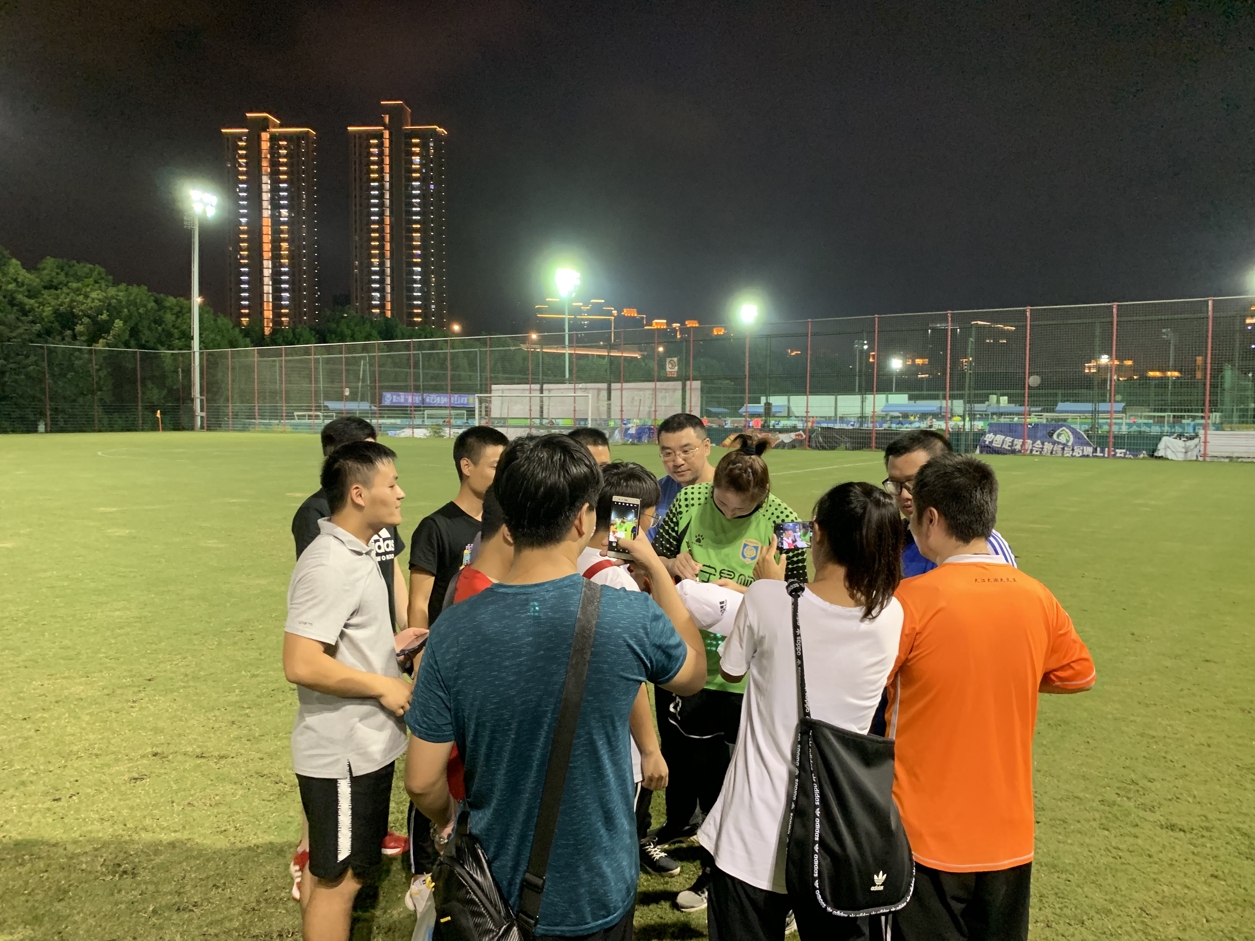 关于苏宁主场击败绿城，继续领跑积分榜的信息