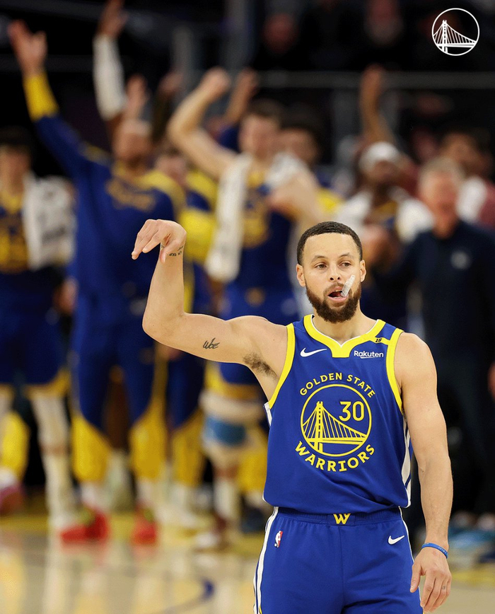 「库里状态回升，勇士豪取四连胜」